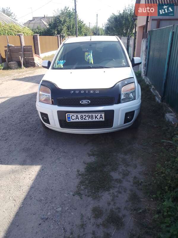 Хэтчбек Ford Fusion 2010 в 
