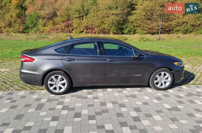Седан Ford Fusion 2019 в Львове