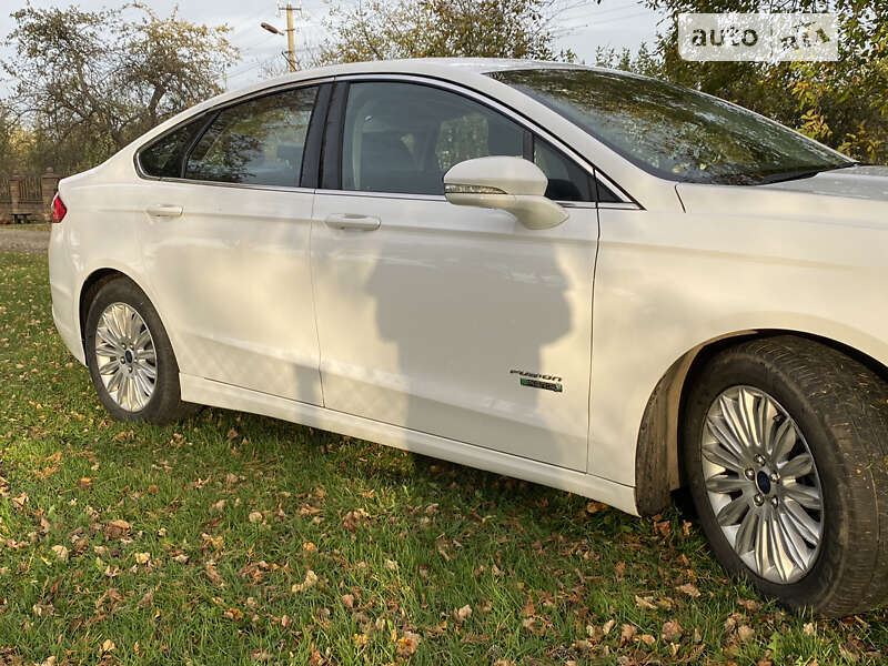 Седан Ford Fusion 2014 в Стрию