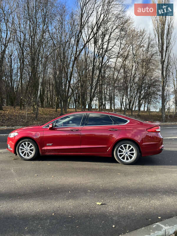 Седан Ford Fusion 2016 в Бурштині