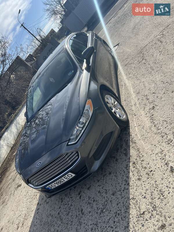 Седан Ford Fusion 2015 в Сваляві