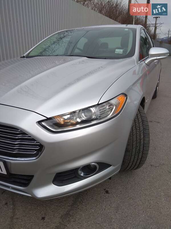 Седан Ford Fusion 2013 в Сваляве
