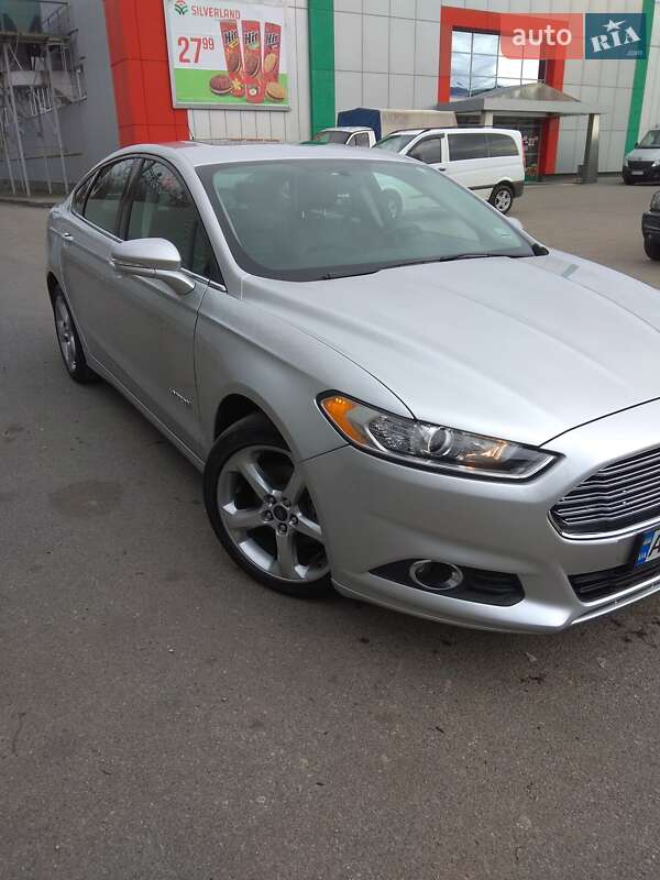 Седан Ford Fusion 2013 в Сваляве