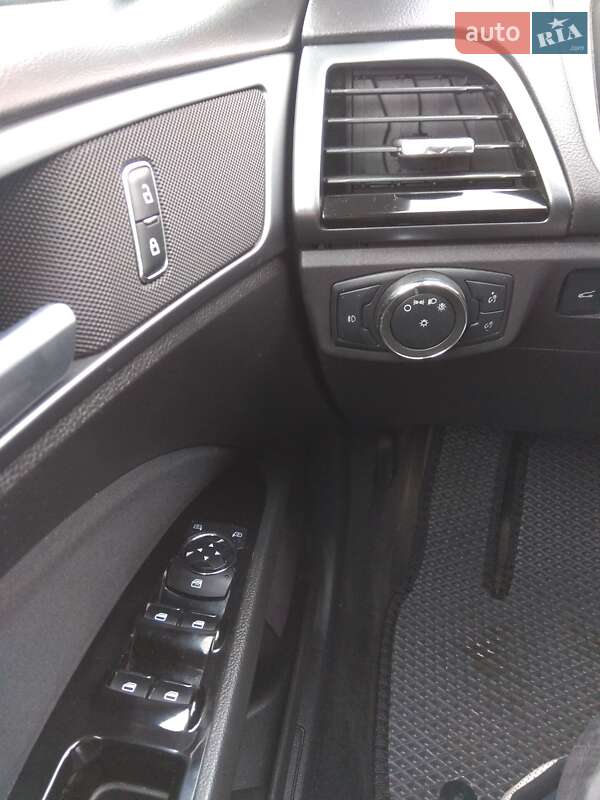 Седан Ford Fusion 2013 в Сваляве