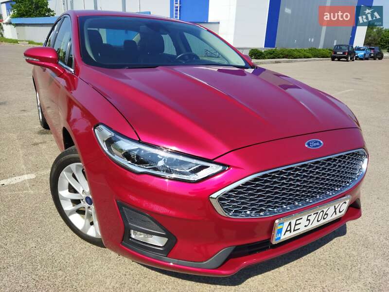 Седан Ford Fusion 2019 в 