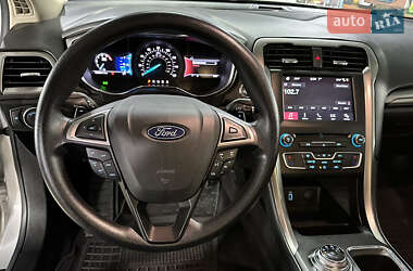 Седан Ford Fusion 2016 в 