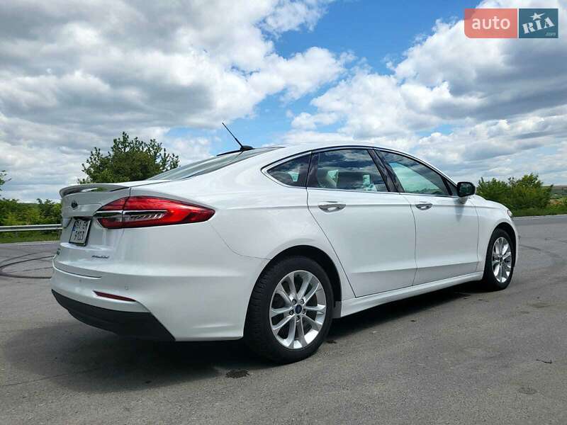 Седан Ford Fusion 2019 в Чорткове