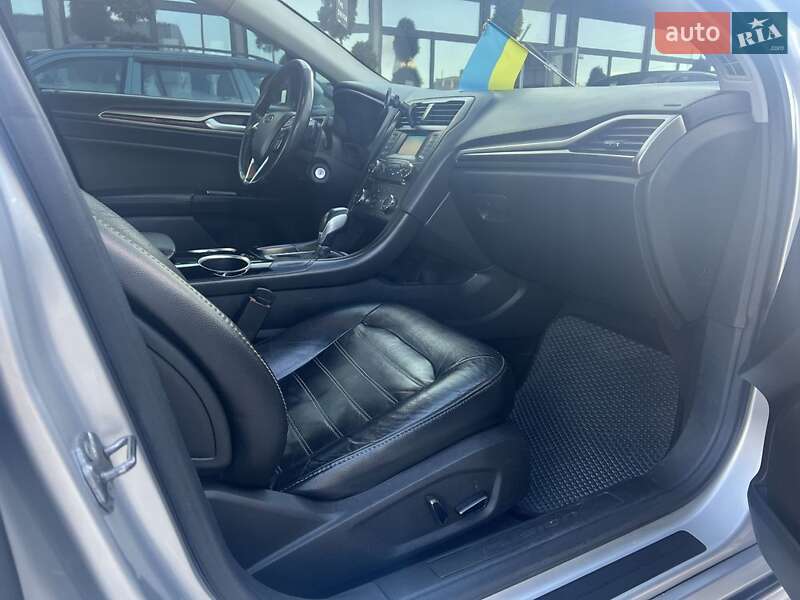 Седан Ford Fusion 2013 в Сараті