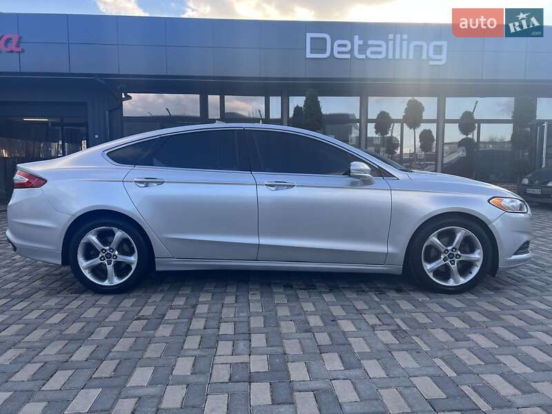Седан Ford Fusion 2013 в Сараті