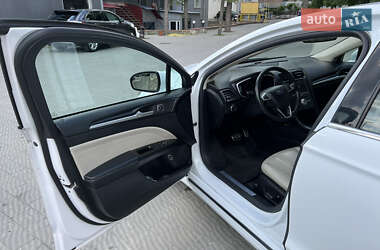 Седан Ford Fusion 2017 в 