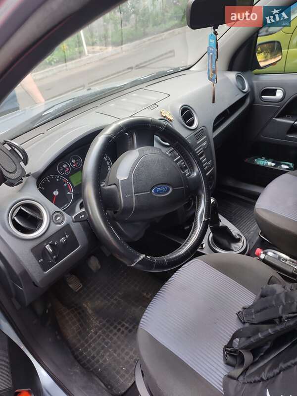 Хэтчбек Ford Fusion 2006 в Тарутине