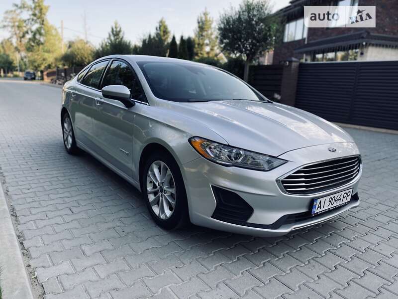 Седан Ford Fusion 2019 в Бучі