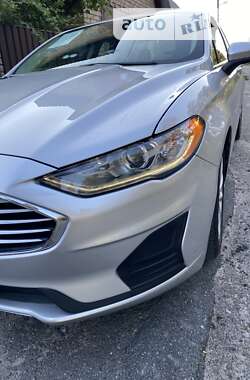 Седан Ford Fusion 2019 в Бучі