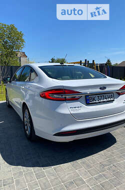 Седан Ford Fusion 2016 в 
