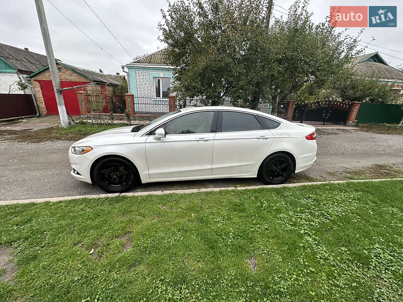 Седан Ford Fusion 2015 в Умані
