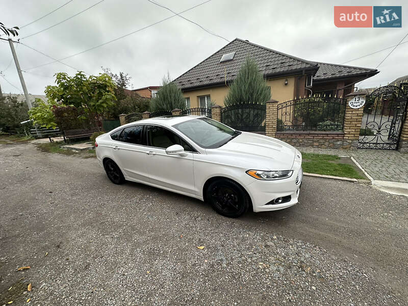 Седан Ford Fusion 2015 в Умані