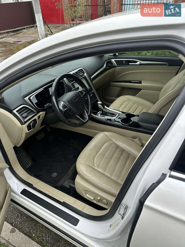Седан Ford Fusion 2015 в Умані
