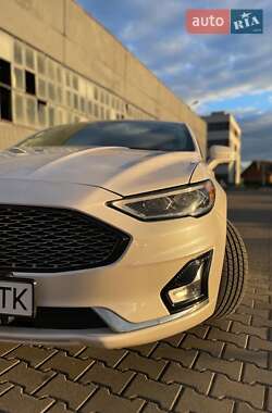 Седан Ford Fusion 2019 в 