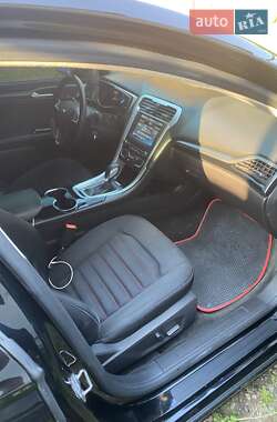Седан Ford Fusion 2015 в Ужгороде