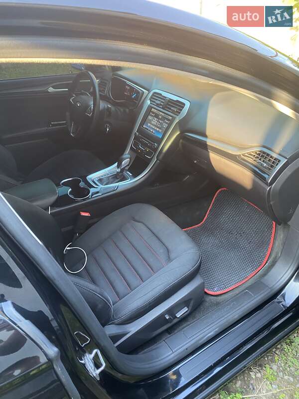 Седан Ford Fusion 2015 в Ужгороді