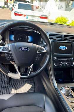 Седан Ford Fusion 2016 в 