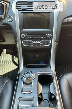 Седан Ford Fusion 2016 в 