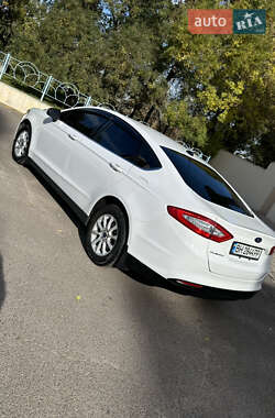 Седан Ford Fusion 2015 в 