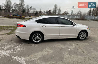 Седан Ford Fusion 2018 в 