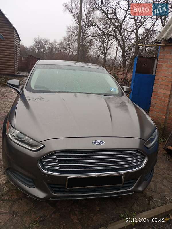 Седан Ford Fusion 2013 в Градизьку
