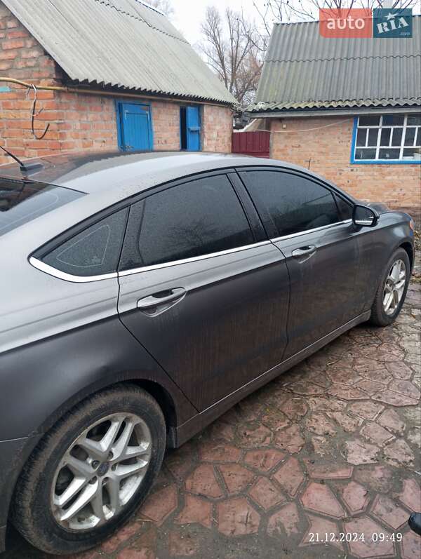 Седан Ford Fusion 2013 в Градизьку