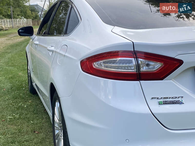 Седан Ford Fusion 2014 в Стрию