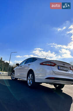 Седан Ford Fusion 2015 в 