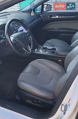 Седан Ford Fusion 2016 в 