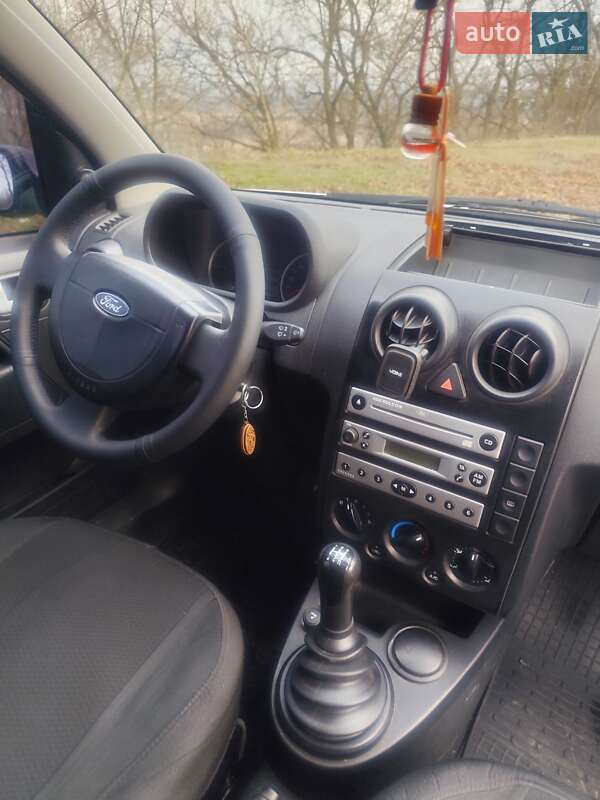 Хэтчбек Ford Fusion 2004 в Ромнах