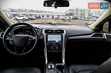 Седан Ford Fusion 2017 в 