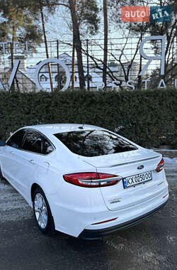 Седан Ford Fusion 2019 в 