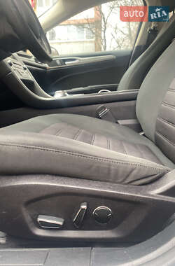 Седан Ford Fusion 2016 в 