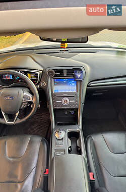 Седан Ford Fusion 2016 в 