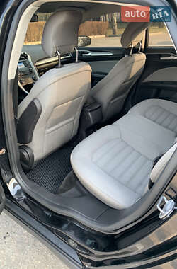 Седан Ford Fusion 2013 в 