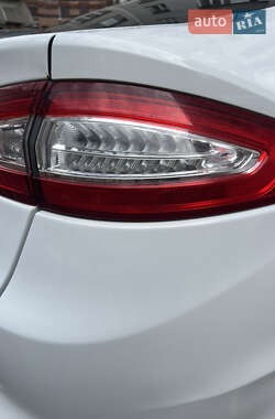 Седан Ford Fusion 2013 в 