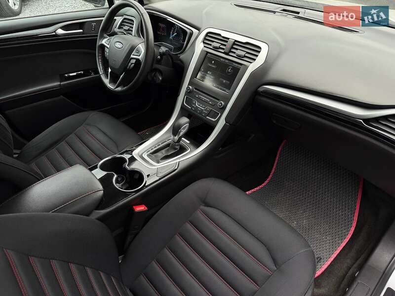 Седан Ford Fusion 2015 в Ровно