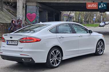 Седан Ford Fusion 2019 в 