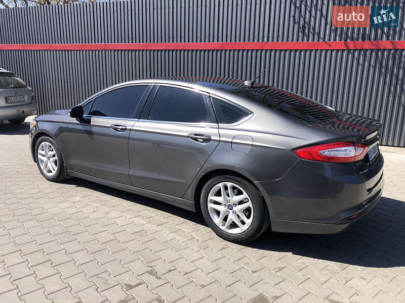 Седан Ford Fusion 2015 в Полонному