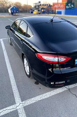 Седан Ford Fusion 2015 в 