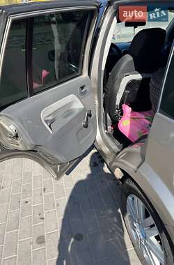 Хэтчбек Ford Fusion 2003 в 