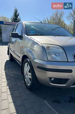 Хэтчбек Ford Fusion 2003 в 