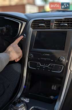 Седан Ford Fusion 2019 в 
