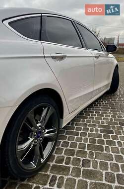 Седан Ford Fusion 2016 в 