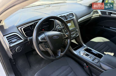 Седан Ford Fusion 2016 в 