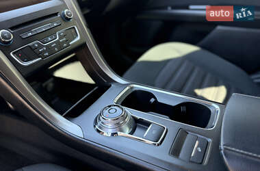 Седан Ford Fusion 2016 в 